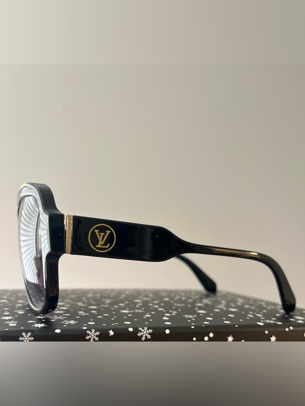 *LV Vibe* Black Square Sunglasses - Classic Frame with Gold Accents